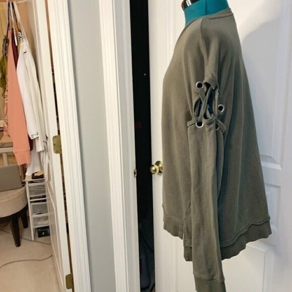 Joe’s Collection Casual Athleisure Long Sleeve Grommets Laced Casual Sweatshirt - Picture 4 of 12